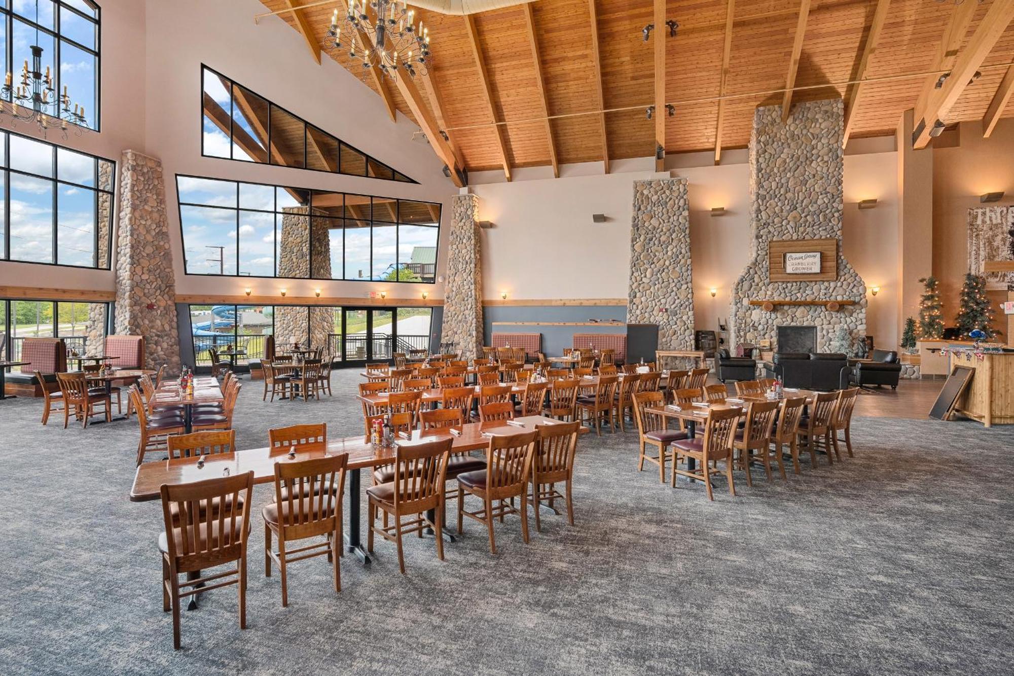 Three Bears Resort Waterpark Near Tomah Ascend Collection Warrens Exterior foto